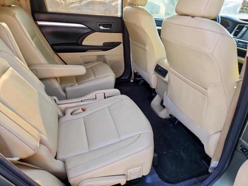 Photo 11 from auction – 2018 TOYT HIGHLANDER SE with VIN 5TDKZRFH8JS273377