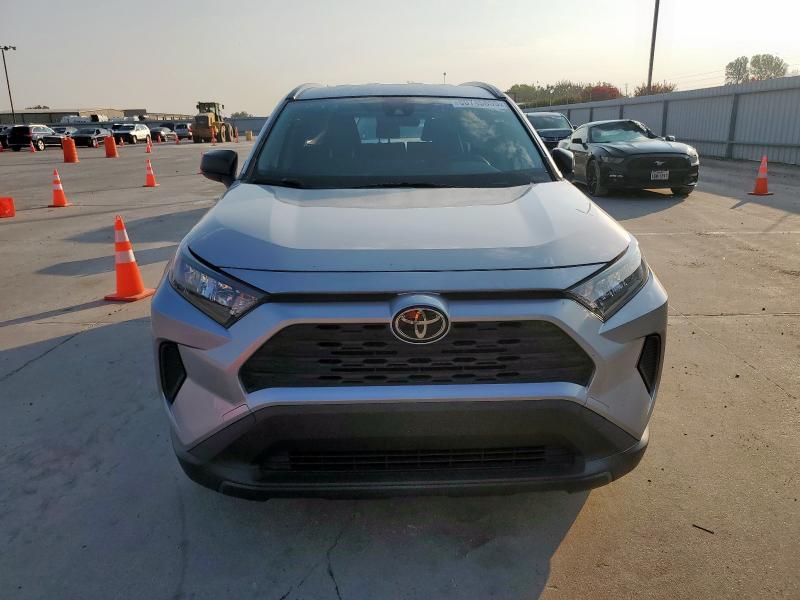 Photo 5 from auction – 2021 TOYOTA RAV4 LE with VIN JTMH1RFVXMD523337