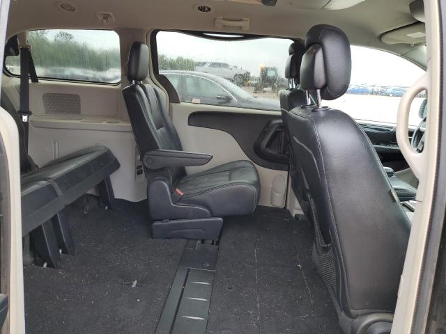 Photo 11 from auction – 2016 CHRYSLER TOWN & COU with VIN 2C4RC1BG2GR292913