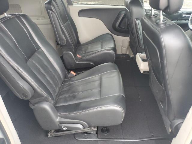 Photo 11 from auction – 2015 CHRYSLER TOWN & COU with VIN 2C4RC1BG4FR600842