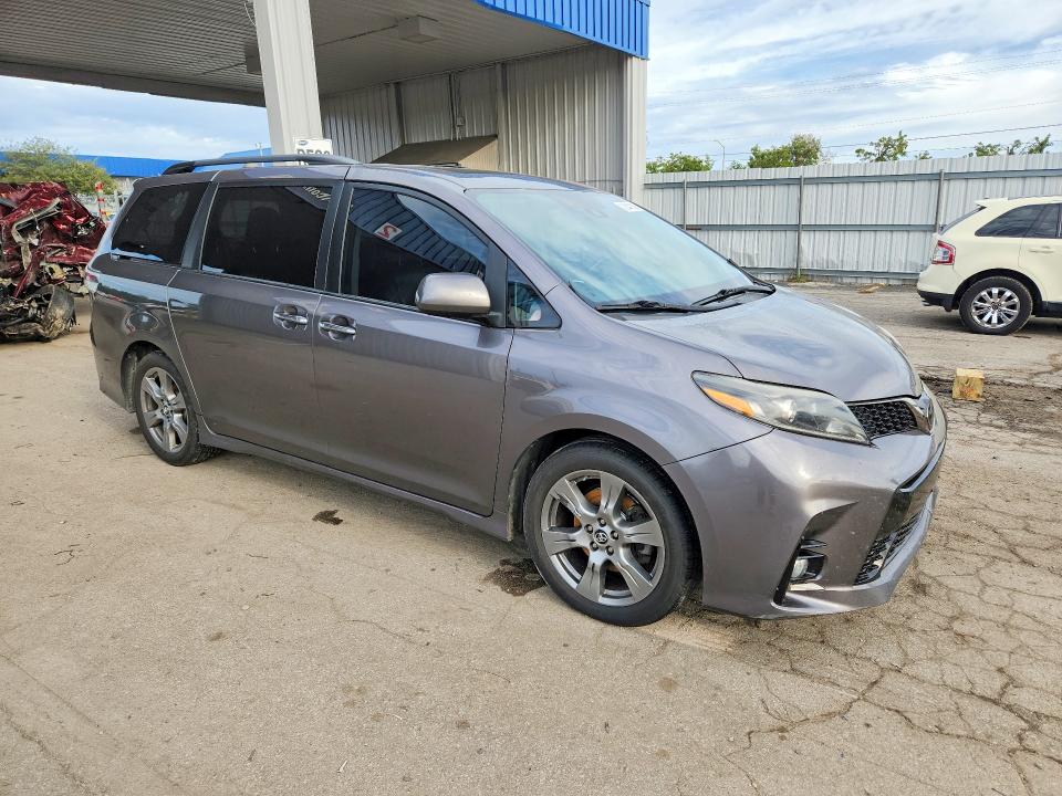 Снимка 4 от търг – 2018 TOYOTA SEINNA с VIN 5TDXZ3DC8JS935114