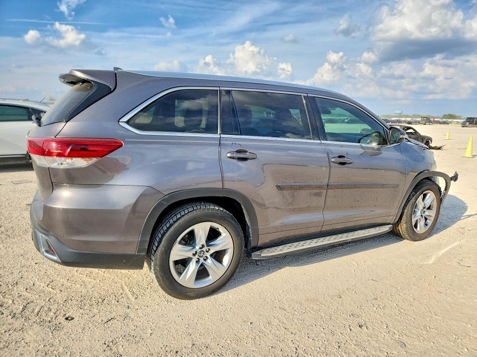Photo 3 from auction – 2017 TOYOTA HIGHLANDER with VIN 5TDYZRFH1HS228110