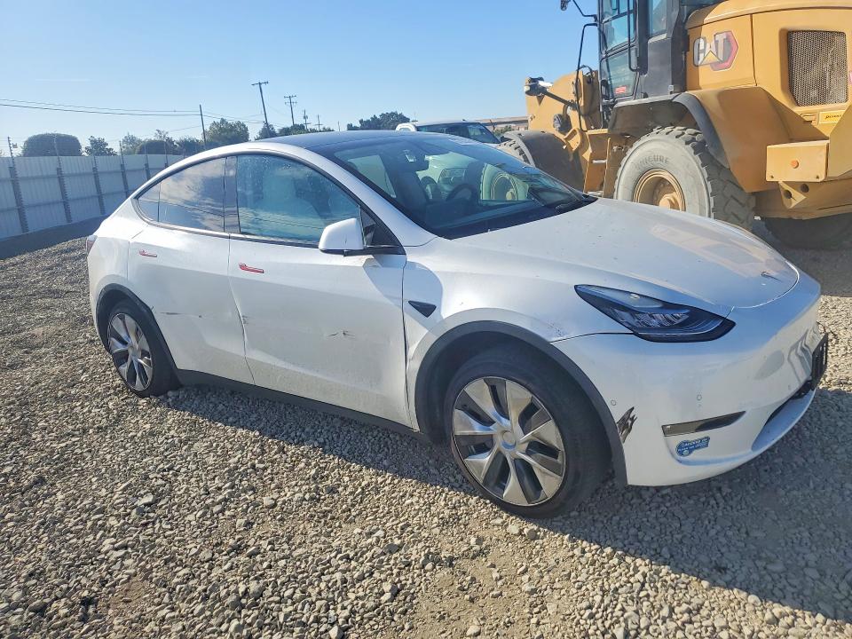 Снимка 4 от търг – 2021 TESLA MODEL Y с VIN 5YJYGAEE1MF212261