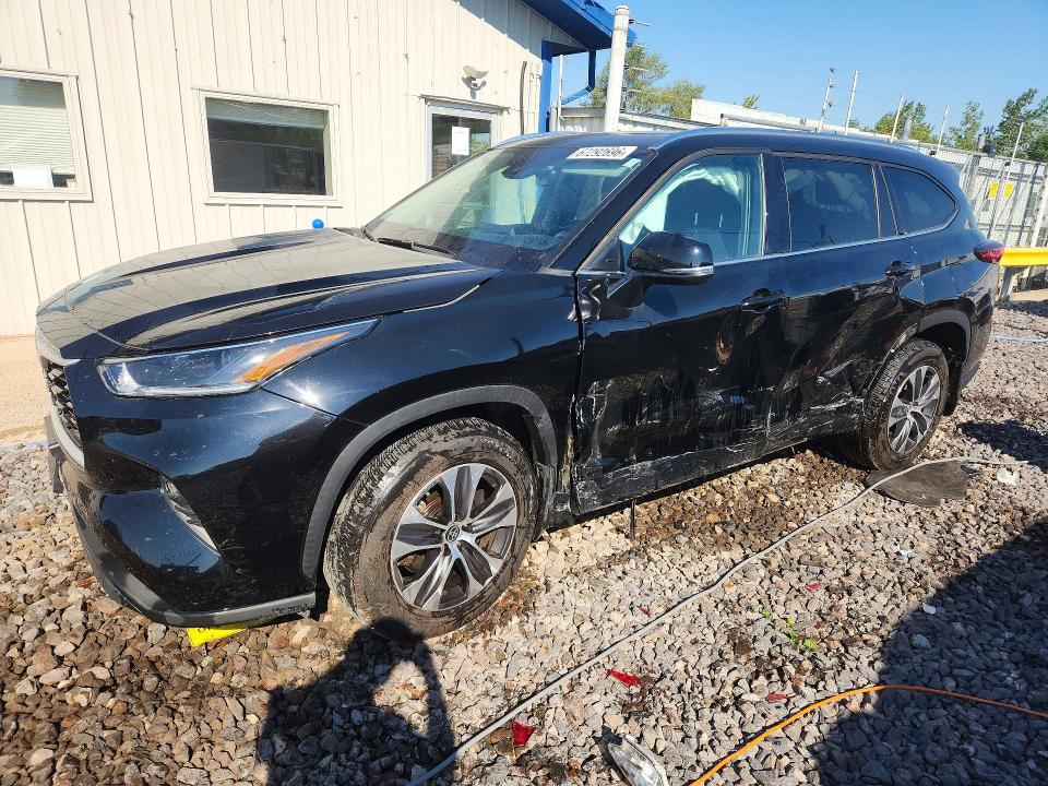 TOYOTA HIGHLANDER 2021 with VIN 5TDHZRBHXMS552088 - Photo from auction