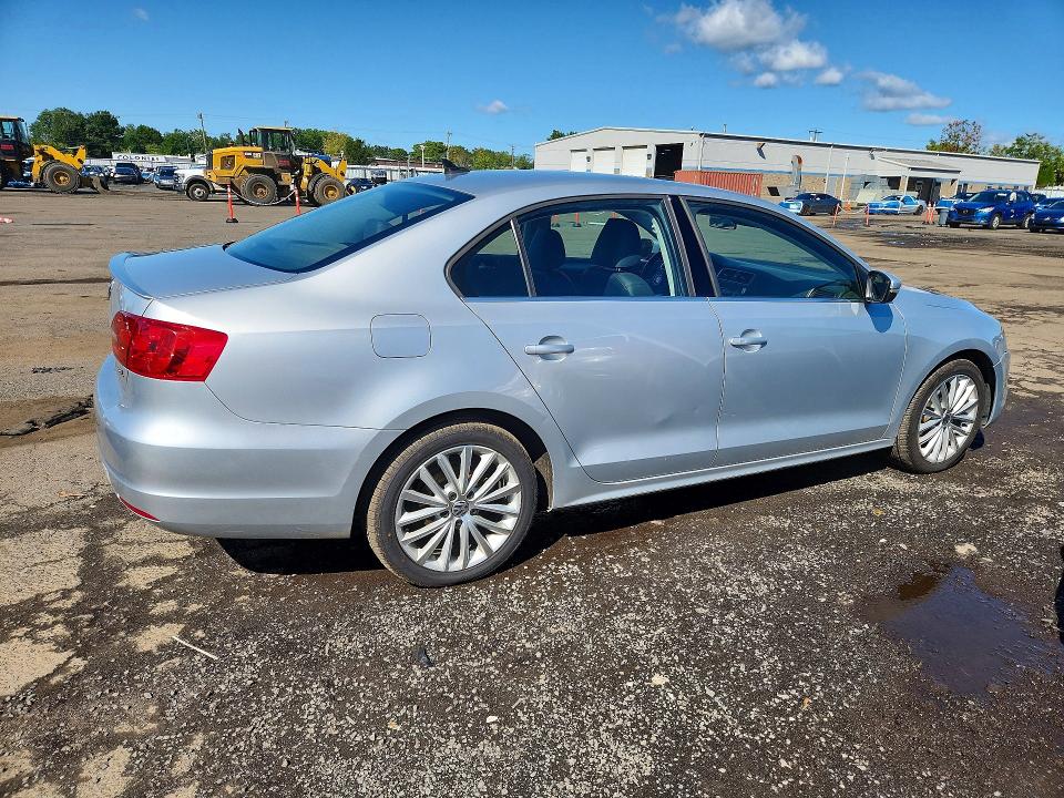 Photo 3 from auction – 2014 VOLKSWAGEN JETTA with VIN 3VWL17AJ5EM441554