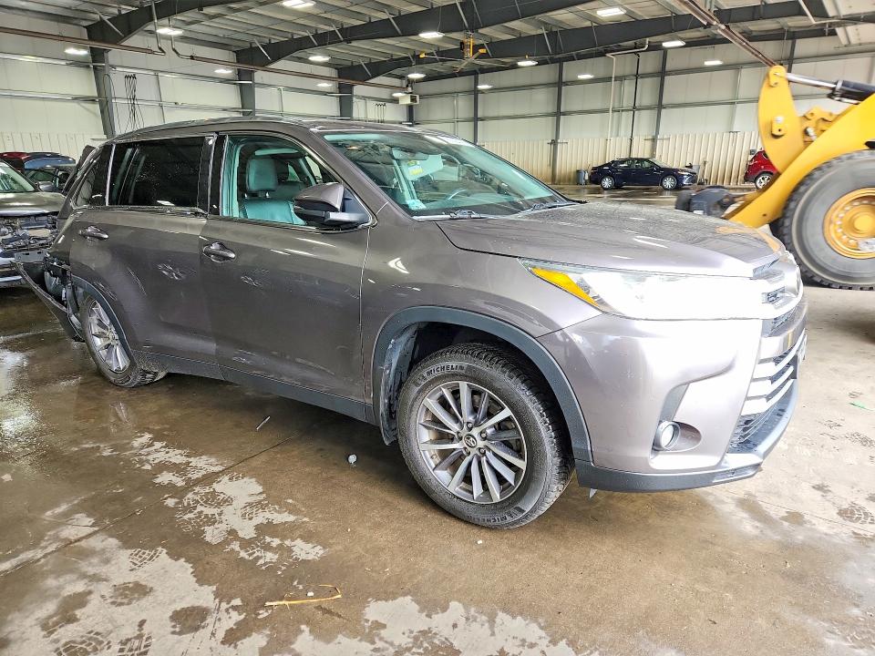 Снимка 4 от търг – 2019 TOYOTA HIGHLANDER с VIN 5TDJZRFH6KS951833