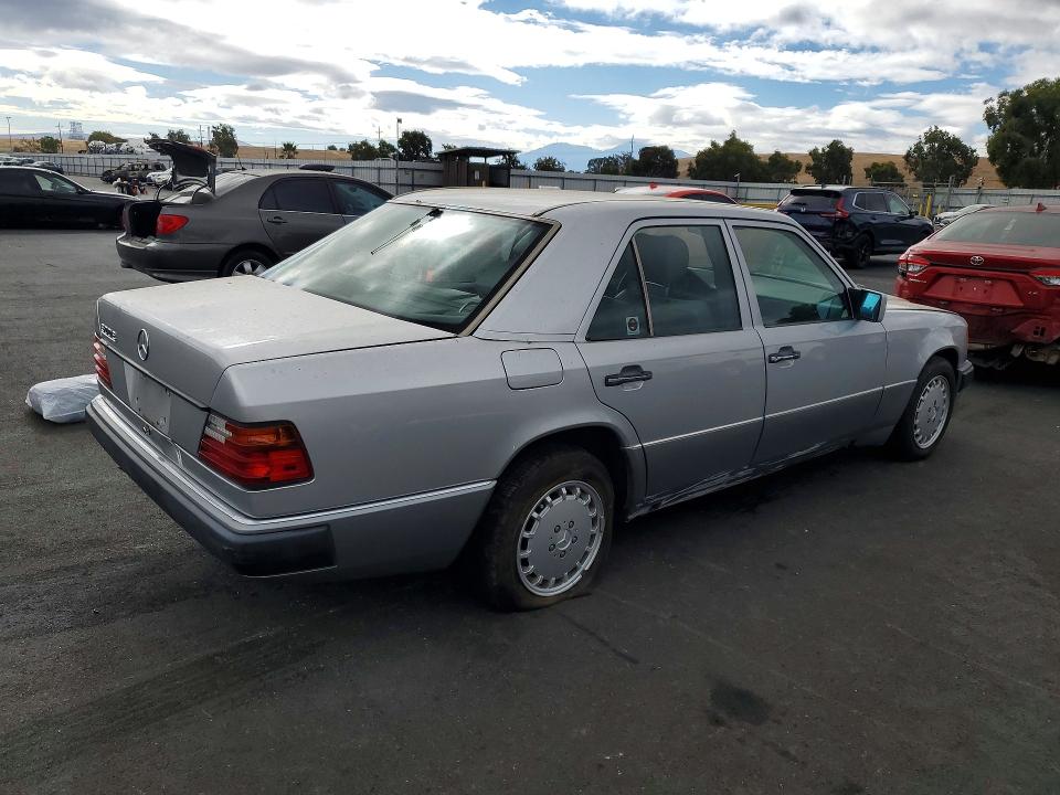 Снимка 3 от търг – 1992 MERCEDES-BENZ 300 с VIN WDBEA26D0NB635657