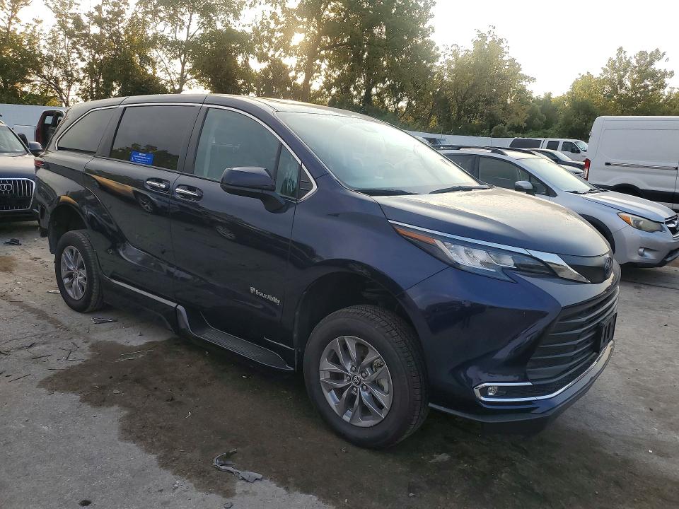 Photo 4 from auction – 2023 TOYOTA SIENNA with VIN 5TDYRKEC1PS137656