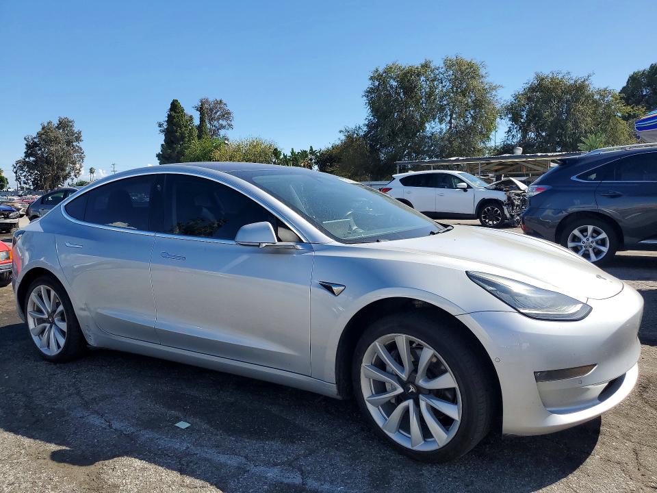 Photo 4 from auction – 2018 TESLA MODEL 3 with VIN 5YJ3E1EAXJF011001