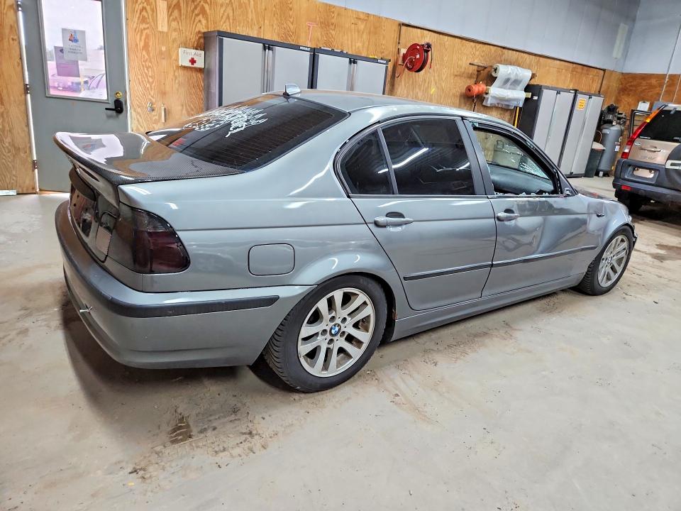 Photo 3 from auction – 2004 BMW 325 with VIN WBAEV33434KR30912