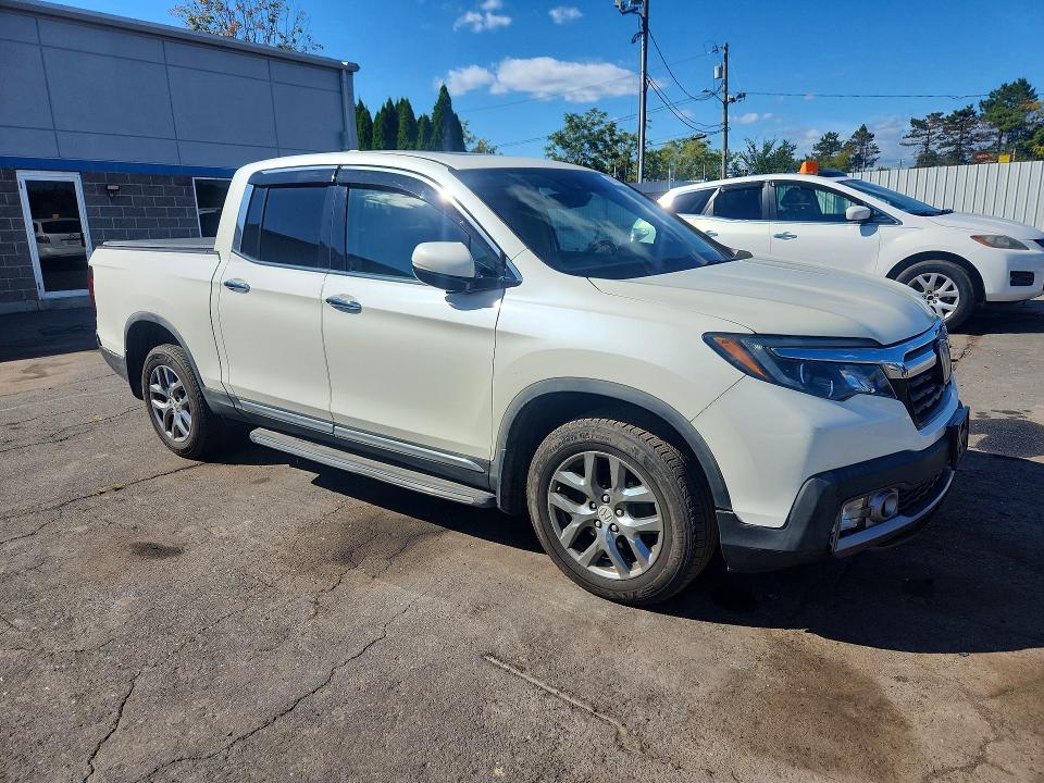 Снимка 4 от търг – 2017 HONDA RIDGELINE с VIN 5FPYK3F74HB025443