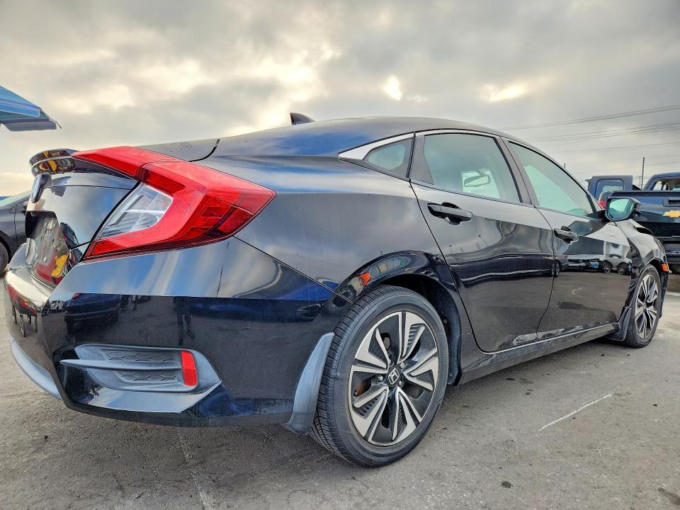 Photo 3 from auction – 2017 HONDA CIVIC with VIN 2HGFC1F72HH641428