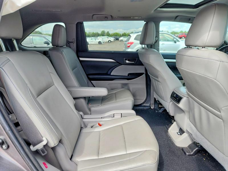 Photo 10 from auction – 2018 TOYOTA HIGHLANDER with VIN 5TDJZRFH8JS817954