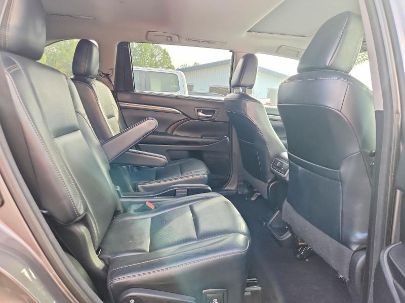 Photo 11 from auction – 2018 TOYOTA HIGHLANDER with VIN 5TDDZRFH5JS488353