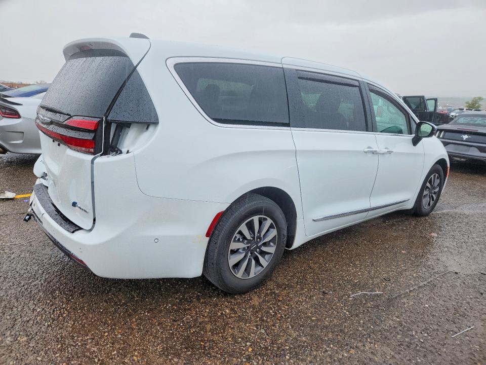 Photo 3 from auction – 2023 CHRYSLER PACIFICA with VIN 2C4RC1S70PR572930