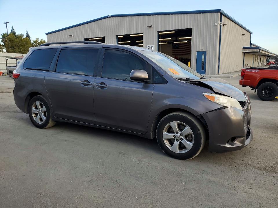 Photo 4 from auction – 2015 TOYOTA SIENNA with VIN 5TDKK3DC5FS683182