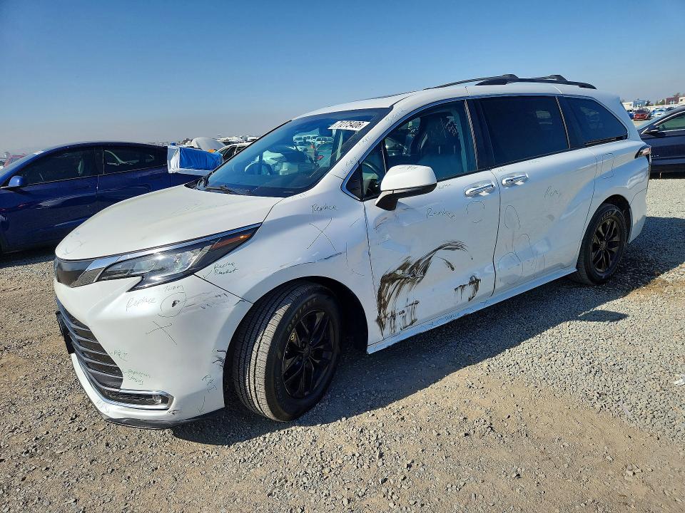 TOYOTA SIENNA 2022 с VIN 5TDJRKEC0NS095205 - Снимка от търг