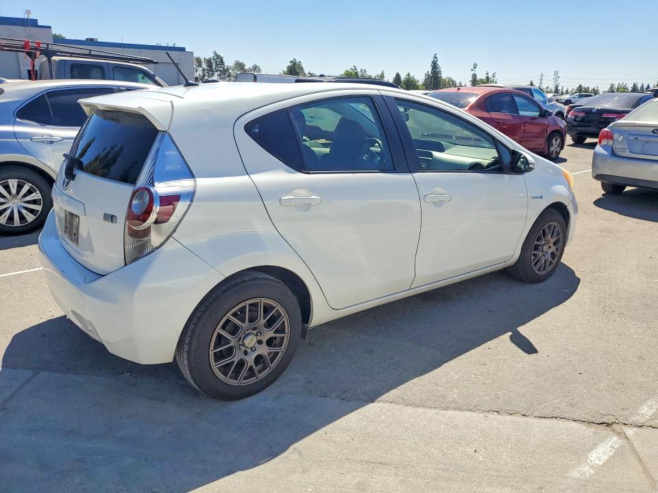 Photo 3 from auction – 2012 TOYOTA PRIUS C with VIN JTDKDTB31C1511138