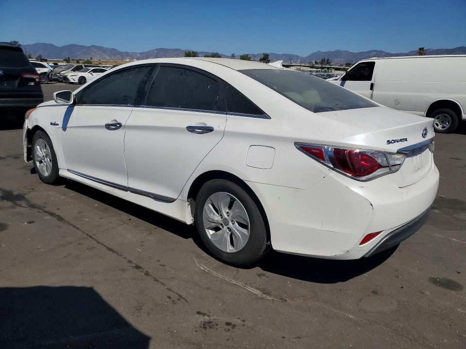 Снимка 2 от търг – 2015 HYUNDAI SONATA HYBRID с VIN KMHEC4A47FA133536