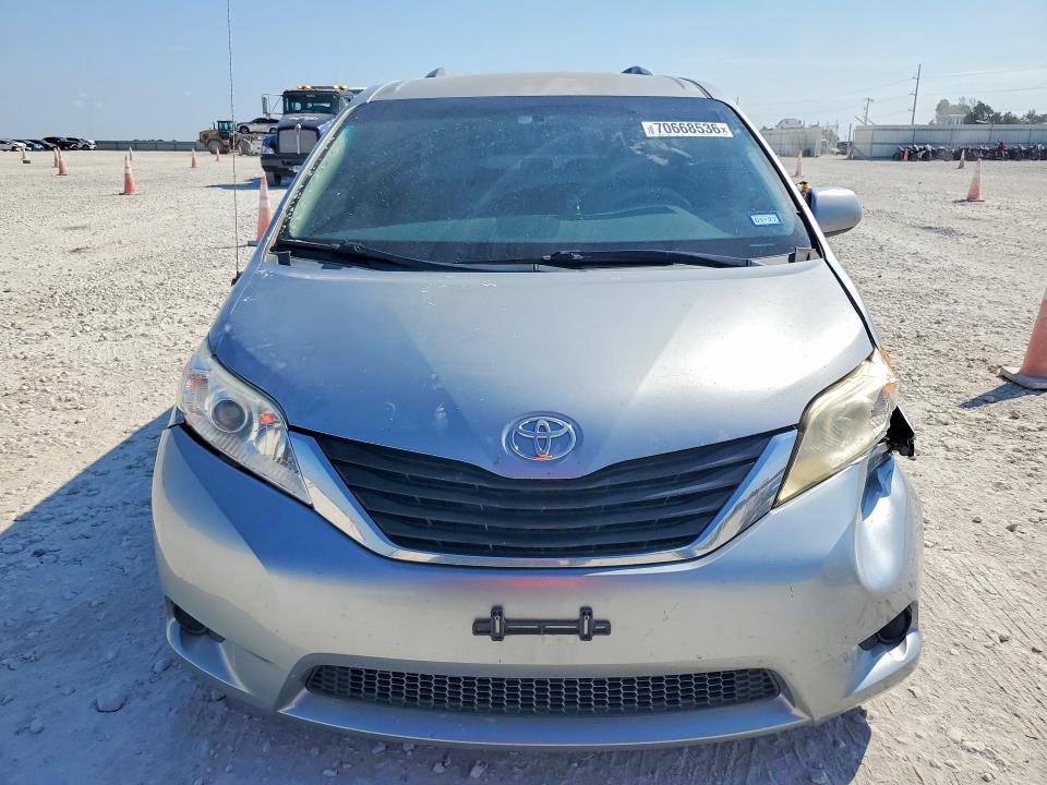 Photo 5 from auction – 2011 TOYOTA SIENNA with VIN 5TDKK3DC7BS149255