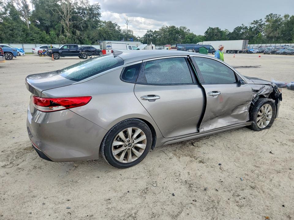 Photo 3 from auction – 2018 KIA OPTIMA with VIN 5XXGT4L32JG251217