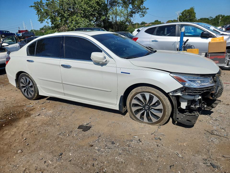 Photo 4 from auction – 2017 HONDA ACCORD with VIN JHMCR6F73HC022545