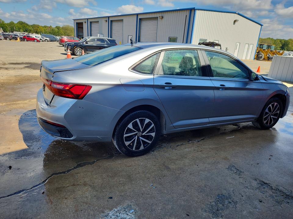 Снимка 3 от търг – 2025 VOLKSWAGEN JETTA с VIN 3VW5X7BU6SM074241