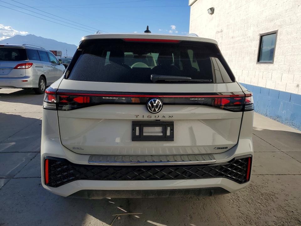 Photo 6 from auction – 2025 VOLKSWAGEN TIGUAN with VIN 3VVLR7RM4SM040195
