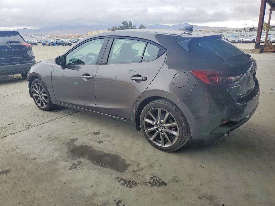 Photo 2 from auction – 2018 MAZDA 3 with VIN 3MZBN1M36JM189589
