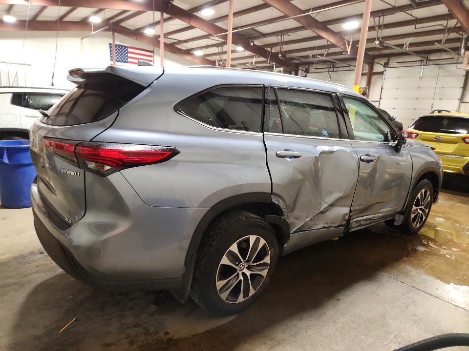 Photo 3 from auction – 2021 TOYOTA HIGHLANDER with VIN 5TDGBRCH7MS021560