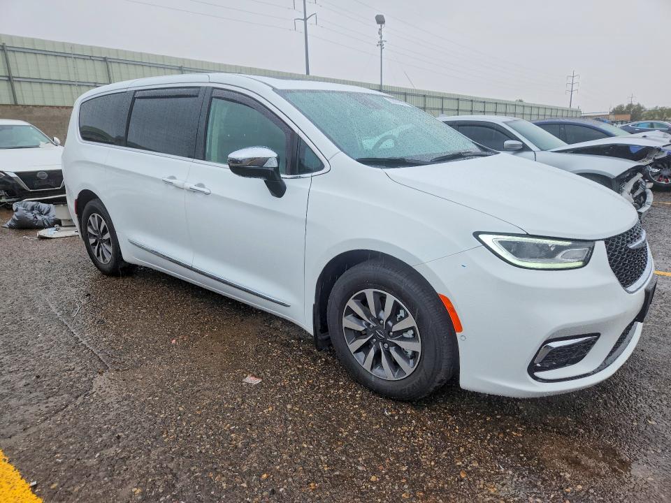 Photo 4 from auction – 2023 CHRYSLER PACIFICA with VIN 2C4RC1S70PR572930