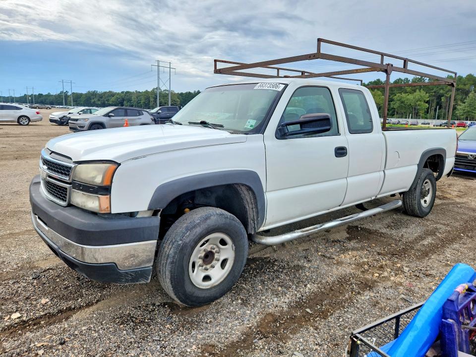 CHEVROLET SILVERADO 2004 with VIN 1GCHC29UX4E318647 - Photo from auction