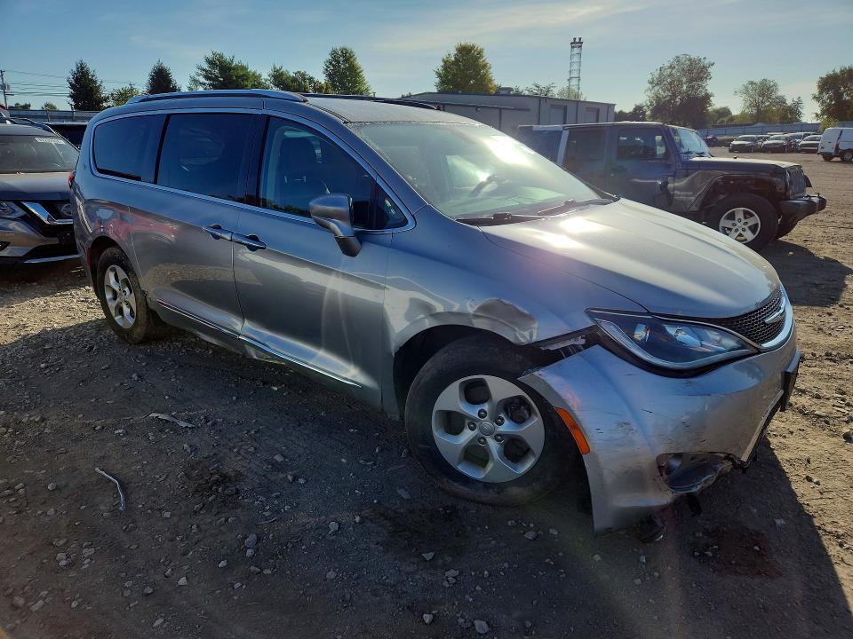 Photo 4 from auction – 2017 CHRYSLER PACIFICA with VIN 2C4RC1EG8HR704863