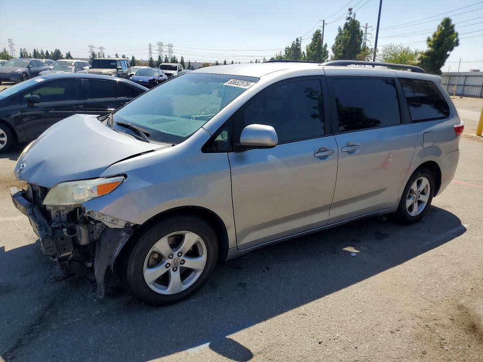 Zdjęcie 1 z aukcji – 2017 TOYOTA SIENNA z VIN 5TDKZ3DC3HS894492