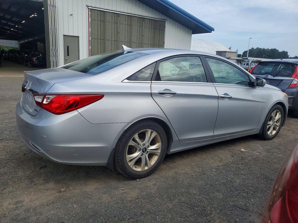 Photo 3 from auction – 2011 HYUNDAI SONATA with VIN 5NPEC4AC7BH148505
