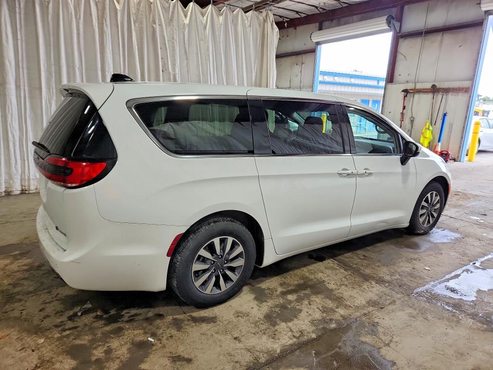 Photo 3 from auction – 2023 CHRYSLER PACIFICA with VIN 2C4RC1L74PR599112