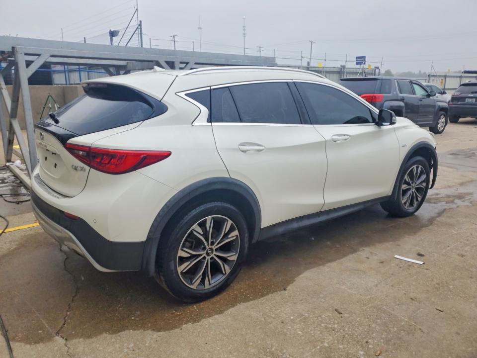 Снимка 3 от търг – 2017 INFINITI QX30 с VIN SJKCH5CRXHA032907