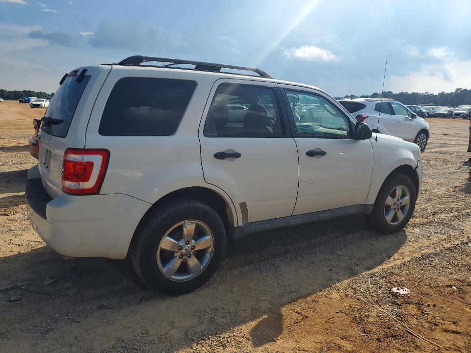 Photo 3 from auction – 2011 FORD ESCAPE with VIN 1FMCU0D76BKA04016