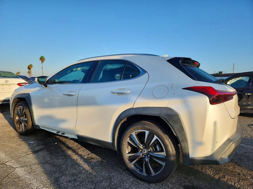 Photo 2 from auction – 2021 LEXUS UX with VIN JTHX3JBH6M2040378