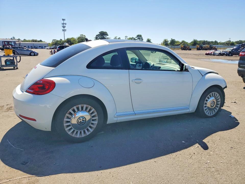 Photo 3 from auction – 2015 VOLKSWAGEN BEETLE with VIN 3VWJ17AT7FM641829