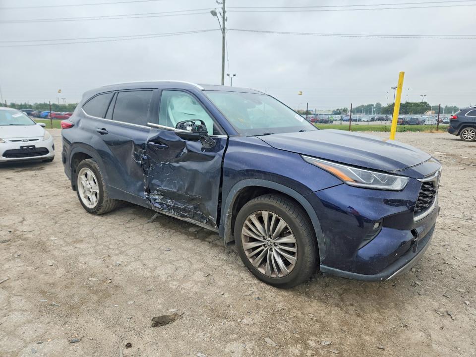 Фото 4 с аукциона – 2022 TOYOTA HIGHLANDER с VIN 5TDEBRCH2NS084204