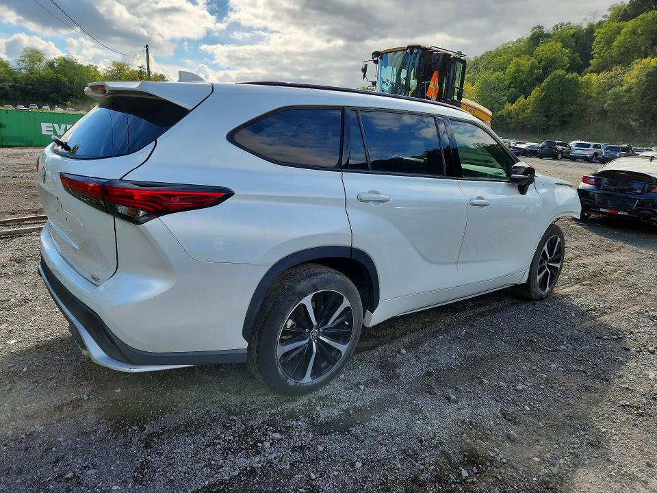 Foto 3 de la subasta – 2022 TOYOTA HIGHLANDER con VIN 5TDLZRAH3NS101288