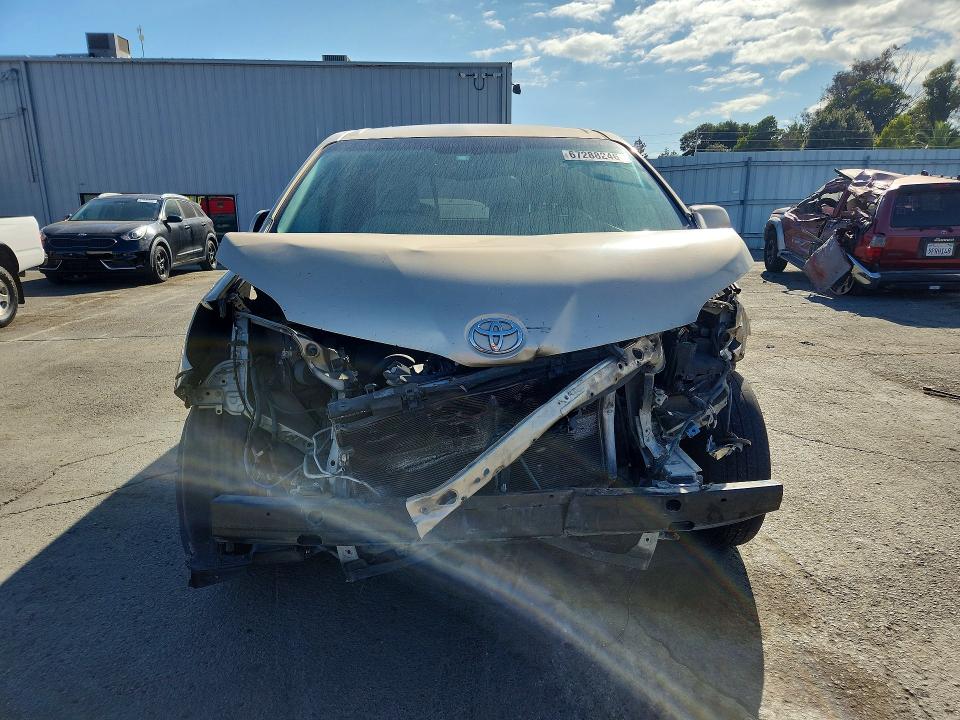 Photo 5 from auction – 2011 TOYOTA SIENNA with VIN 5TDKK3DCXBS063308