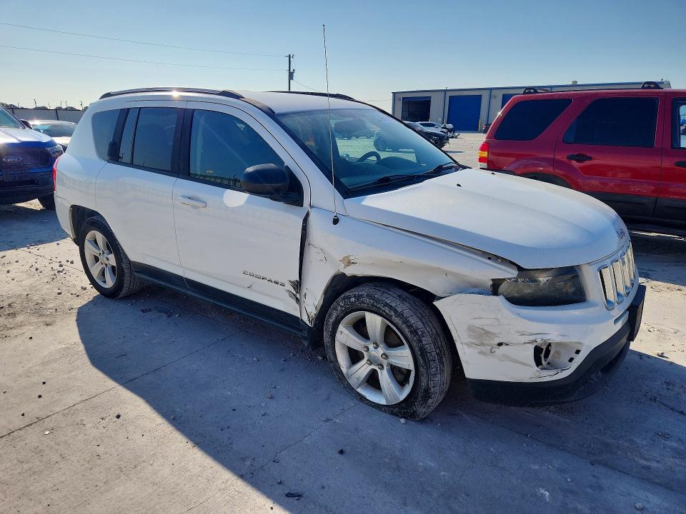 Снимка 4 от търг – 2016 JEEP COMPASS с VIN 1C4NJCBA9GD734228