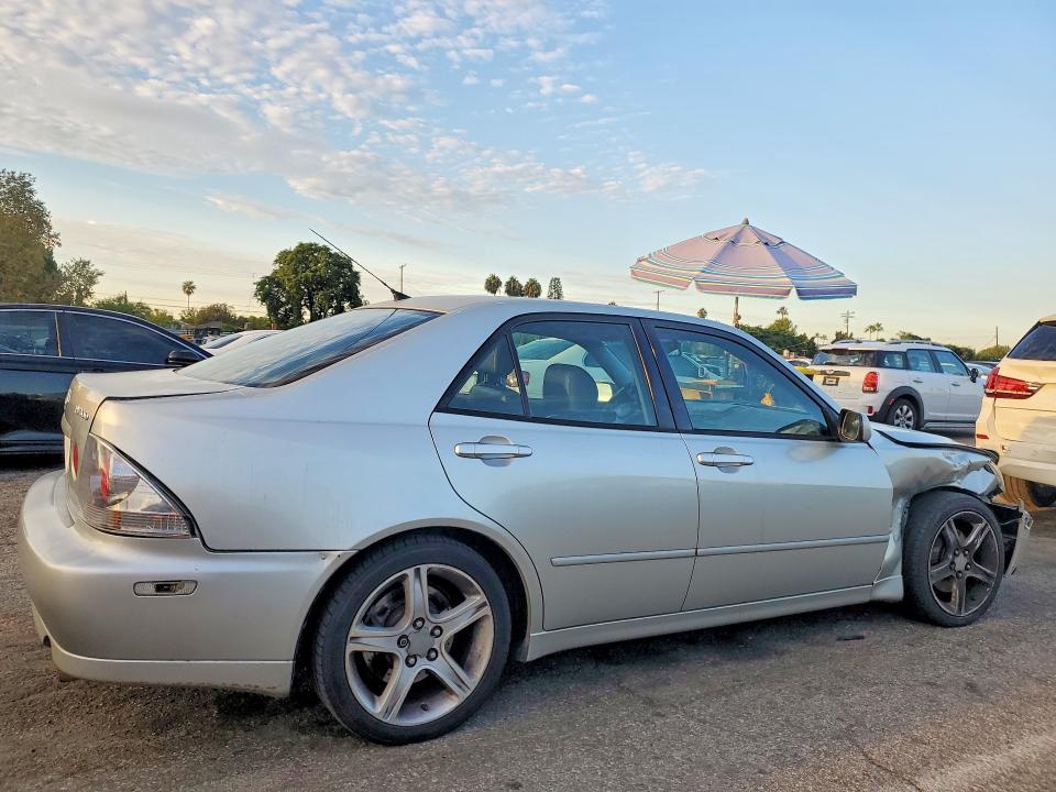 Photo 3 from auction – 2001 LEXUS IS with VIN JTHBD182710023171