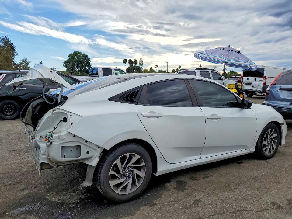 Photo 3 from auction – 2020 HONDA CIVIC with VIN 2HGFC2F63LH571878