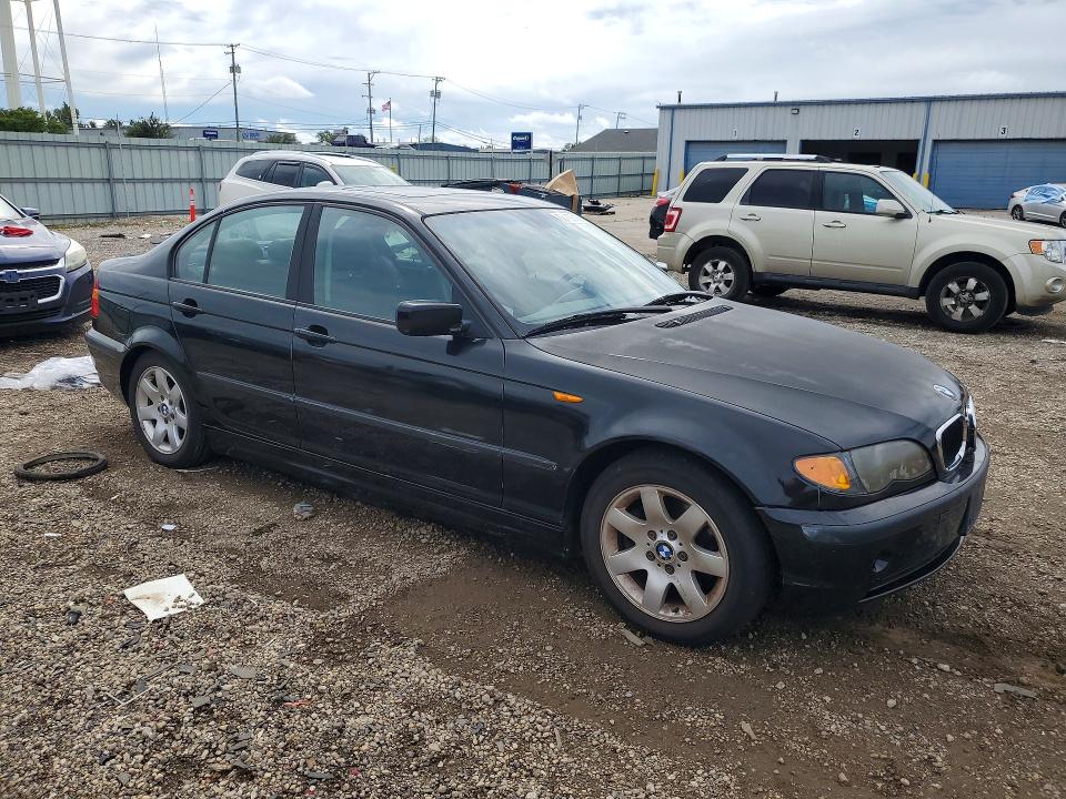 Foto 4 de la subasta – 2005 BMW 325 con VIN WBAET37415NJ86811