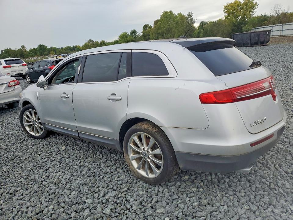 Zdjęcie 2 z aukcji – 2011 LINCOLN MKT z VIN 2LMHJ5AT5BBJ54842