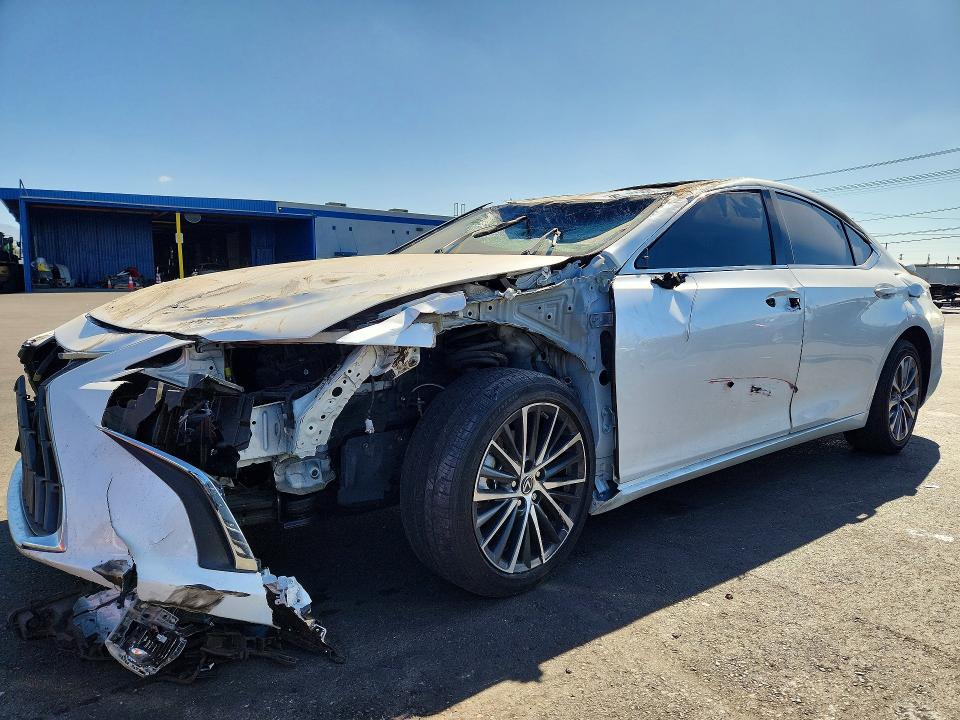 LEXUS ES 300H 2023 مع رقم تعريف المركبة 58ADA1C14PU029582 - صورة من المزاد