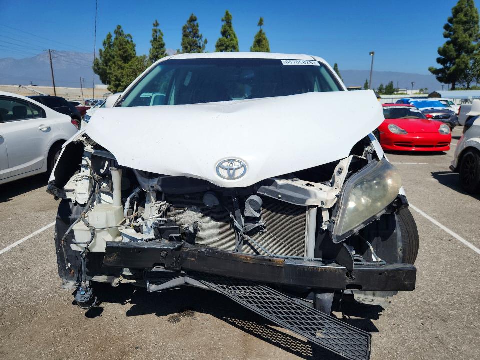 Photo 5 from auction – 2014 TOYOTA SIENNA with VIN 5TDXK3DC8ES422245
